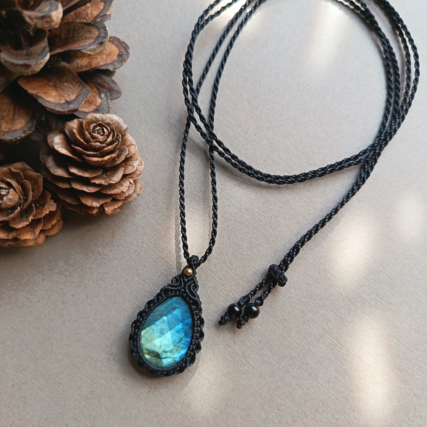 Labradorite Macrame Necklace | Pendant size 3.5 cm