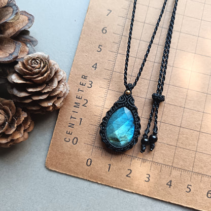 Labradorite Macrame Necklace | Pendant size 3.5 cm