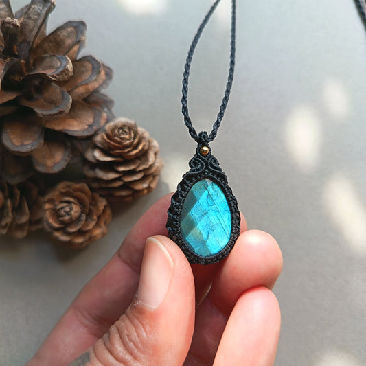 Labradorite Macrame Necklace | Pendant size approx 3.5 cm