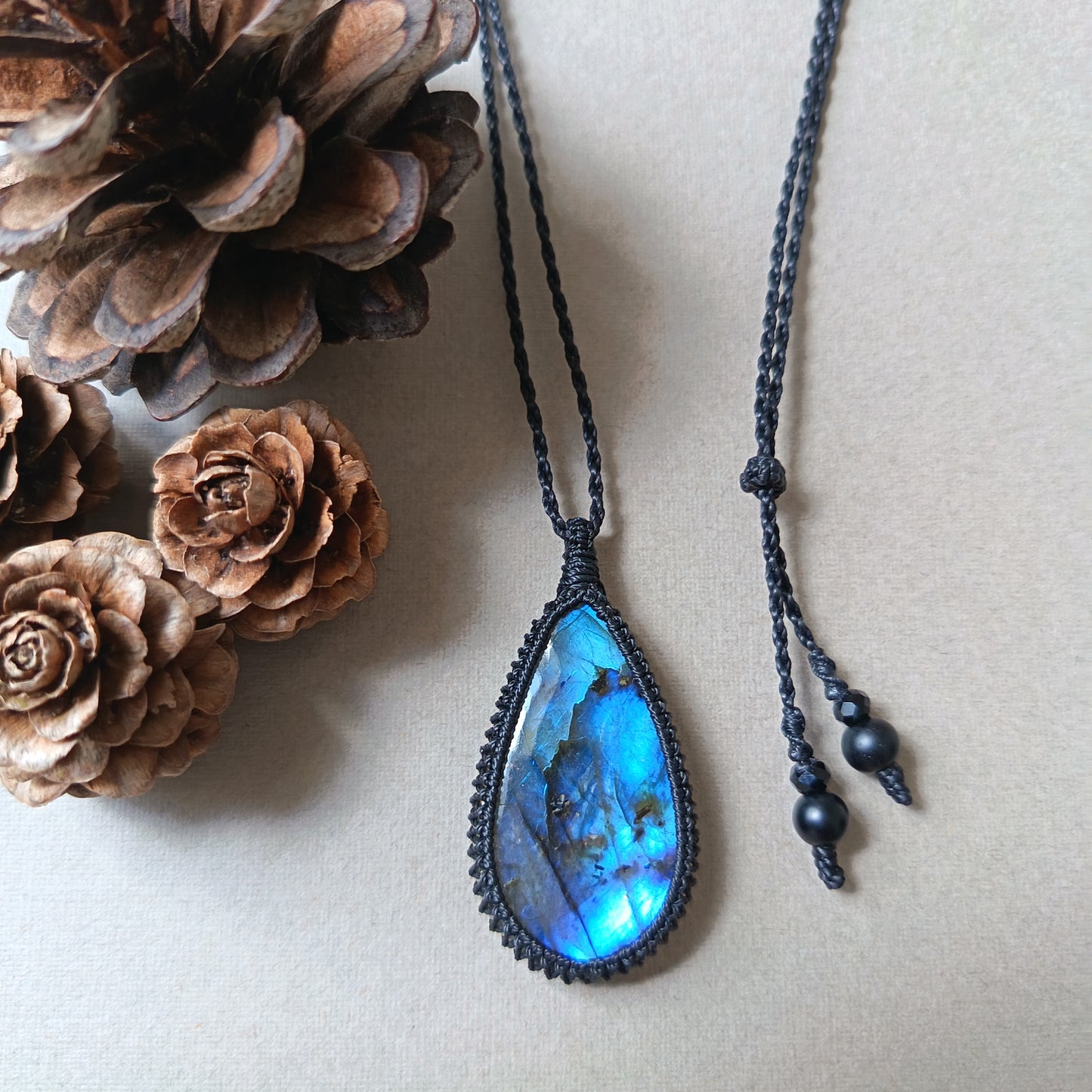 Labradorite Macrame Necklace | Pendant size 4.8 cm