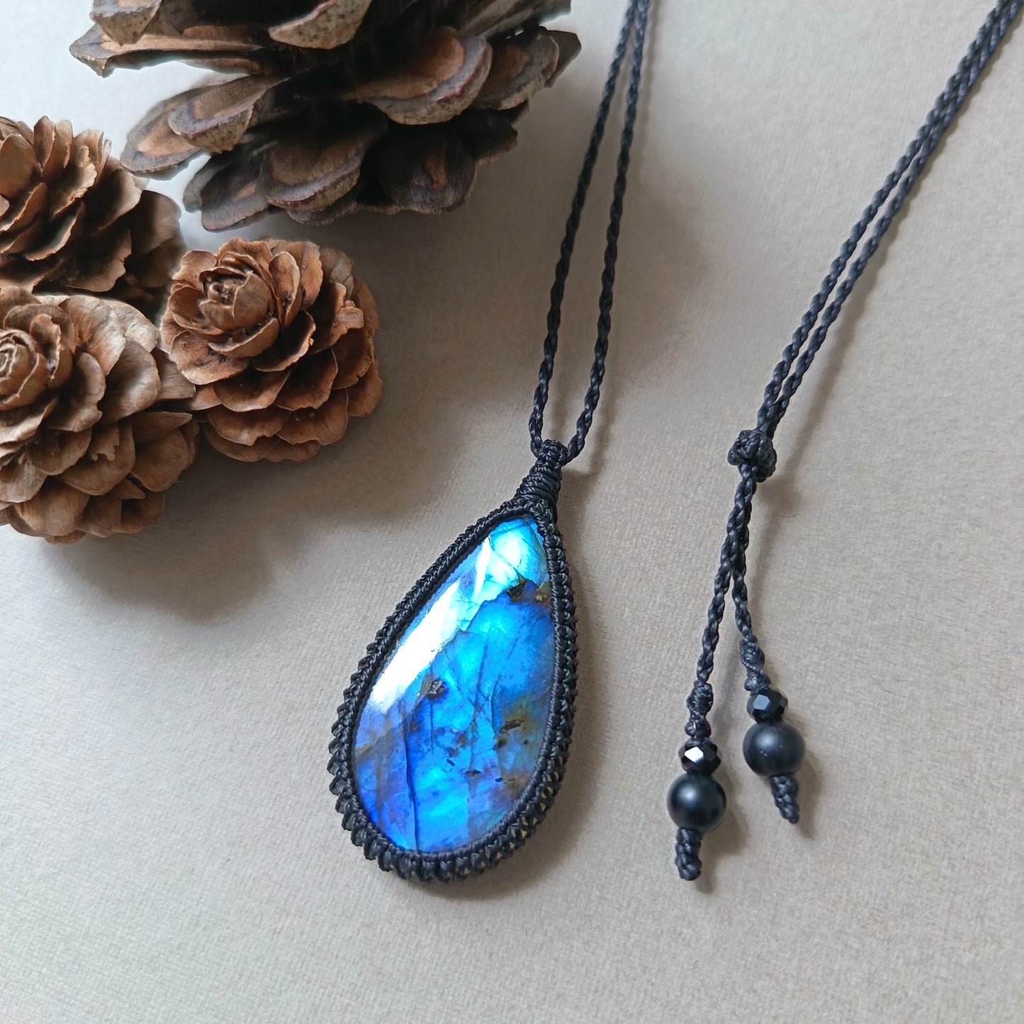 Labradorite Macrame Necklace | Pendant size 4.8 cm
