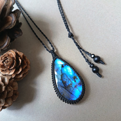 Labradorite Macrame Necklace | Pendant size 4.8 cm