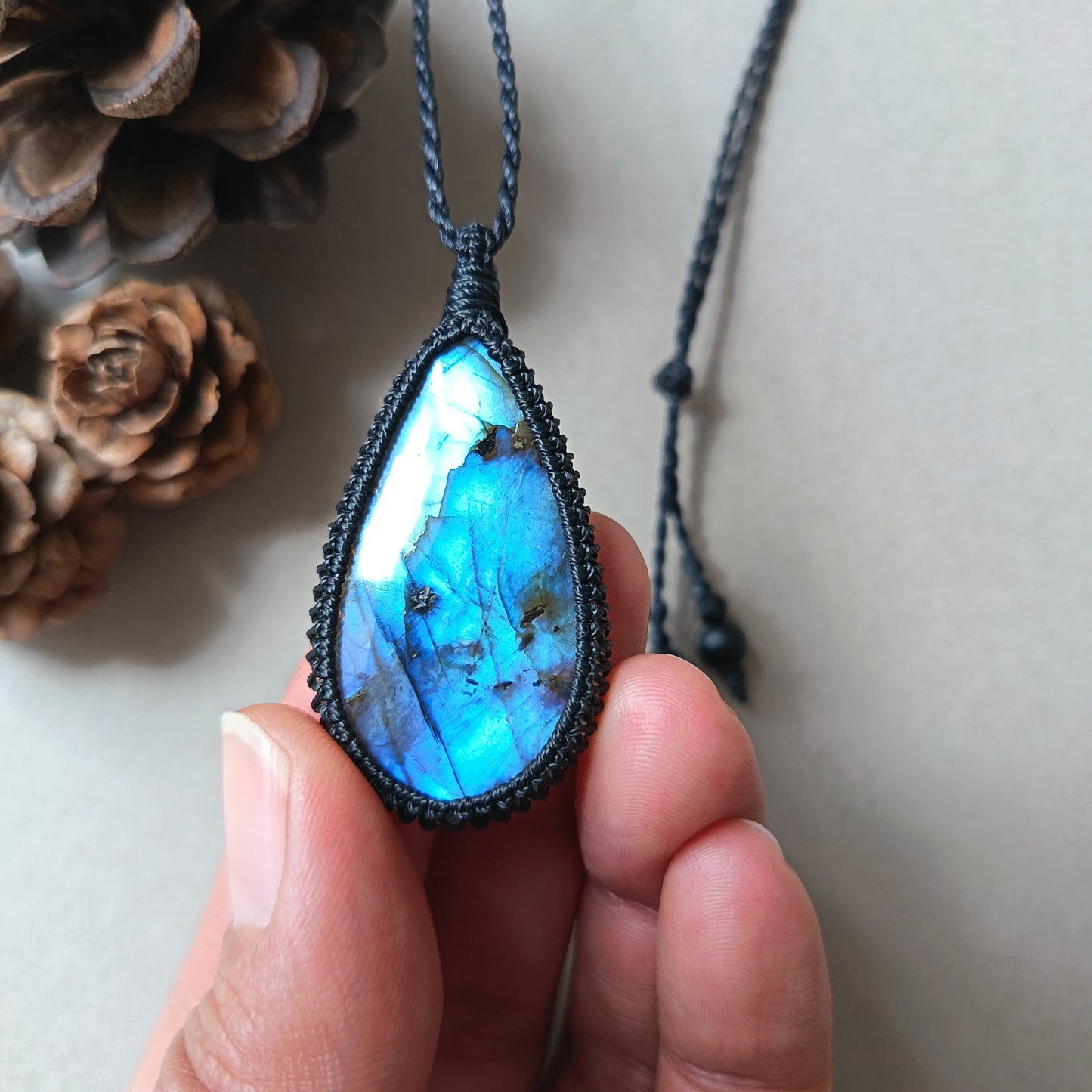 Labradorite Macrame Necklace | Pendant size 4.8 cm