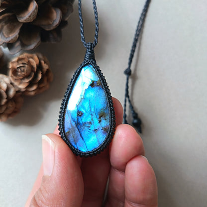 Labradorite Macrame Necklace | Pendant size 4.8 cm