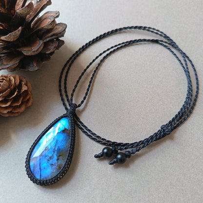 Labradorite Macrame Necklace | Pendant size 4.8 cm