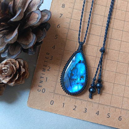Labradorite Macrame Necklace | Pendant size 4.8 cm