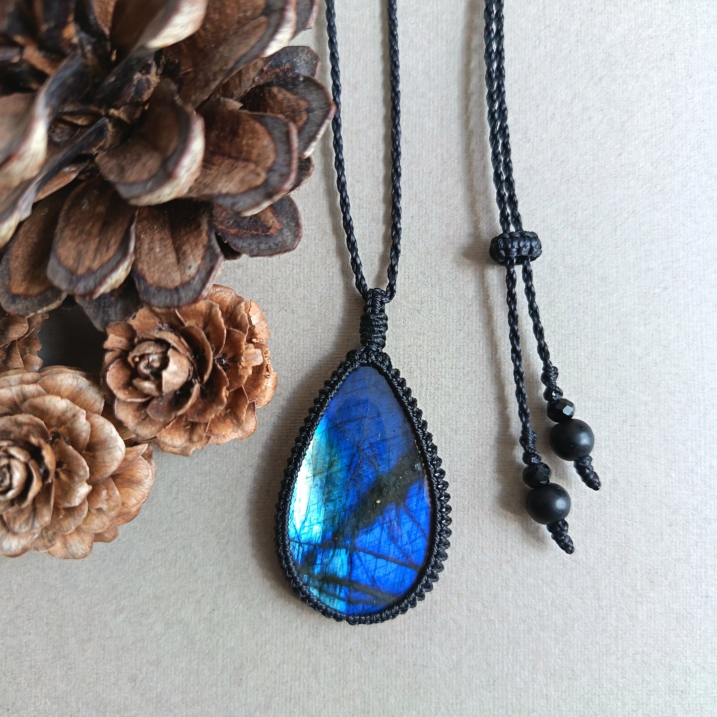 Labradorite Macrame Necklace | Pendant size 5 cm