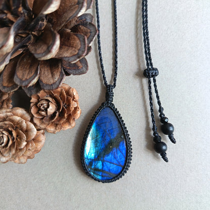 Labradorite Macrame Necklace | Pendant size 5 cm