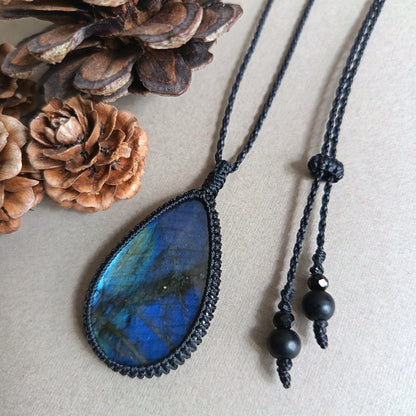 Labradorite Macrame Necklace | Pendant size 5 cm