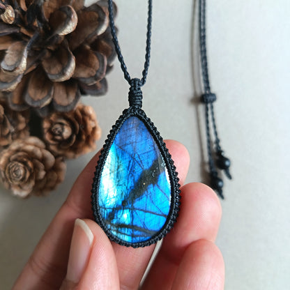 Labradorite Macrame Necklace | Pendant size 5 cm