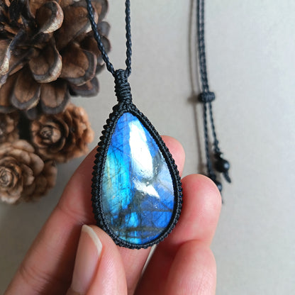 Labradorite Macrame Necklace | Pendant size 5 cm