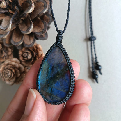 Labradorite Macrame Necklace | Pendant size 5 cm