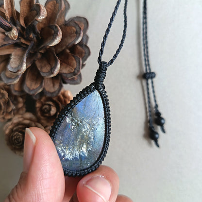 Labradorite Macrame Necklace | Pendant size 5 cm