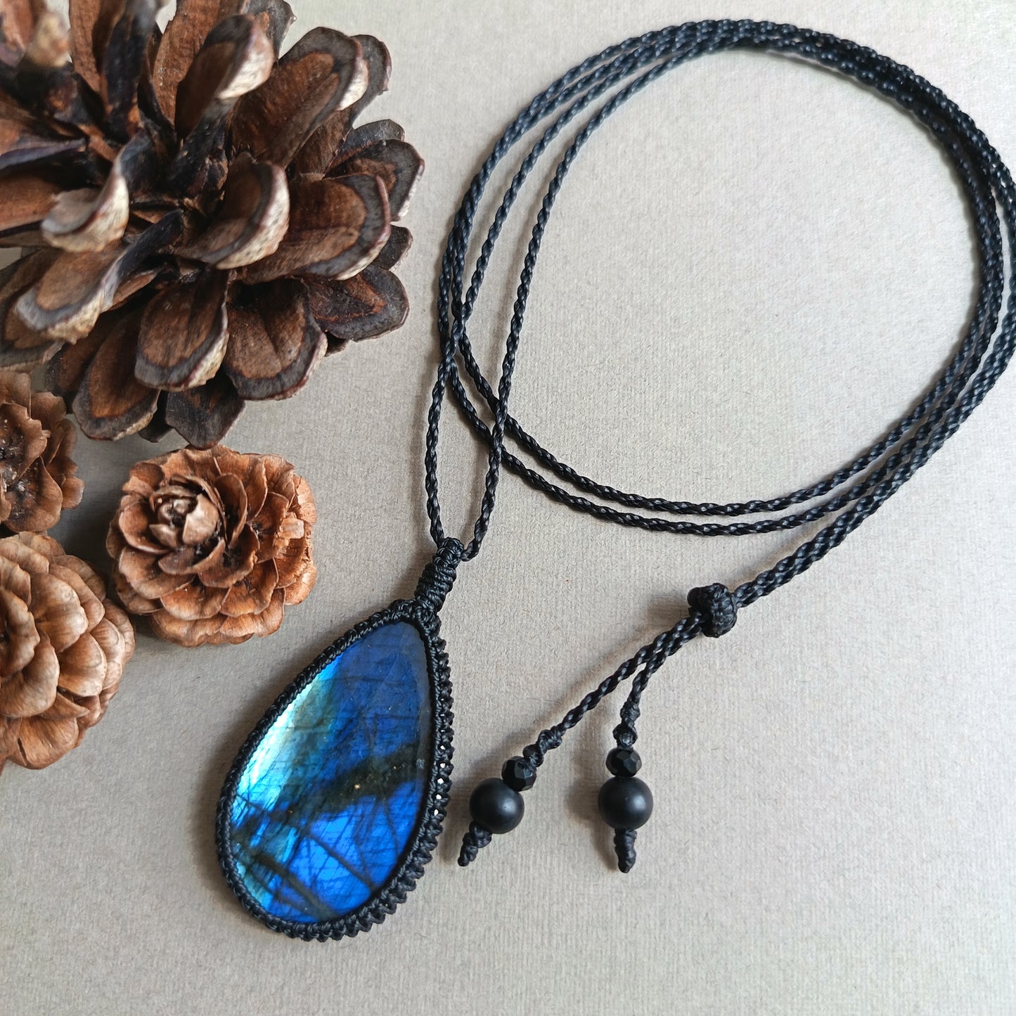 Labradorite Macrame Necklace | Pendant size 5 cm