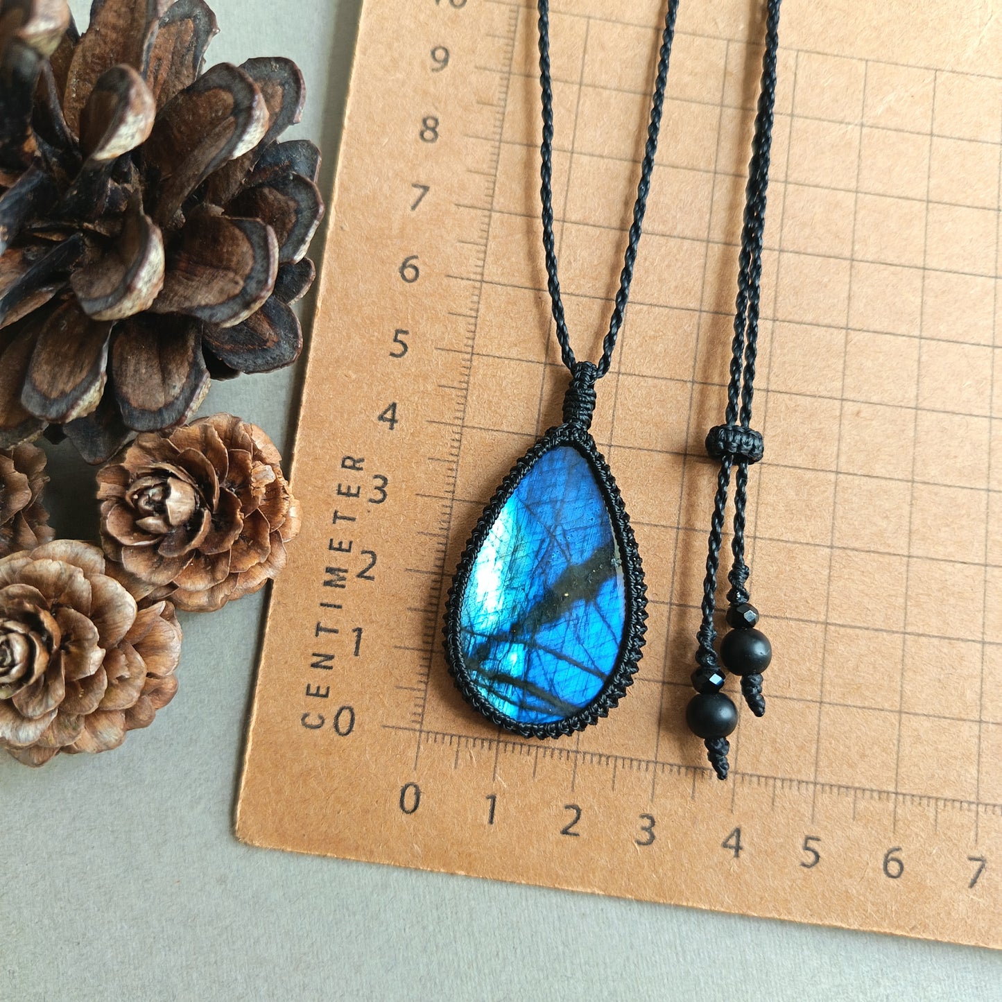 Labradorite Macrame Necklace | Pendant size 5 cm