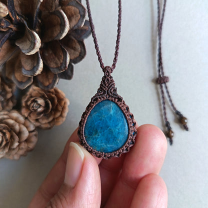 Apatite Macrame Necklace | Pendant size 3.8 cm