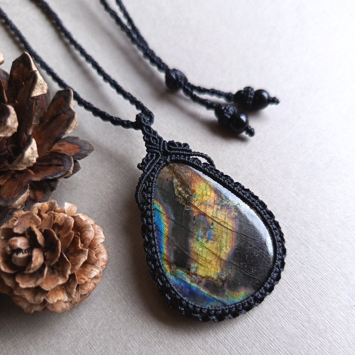 Labradorite Macrame Necklace | Pendant size 6 cm