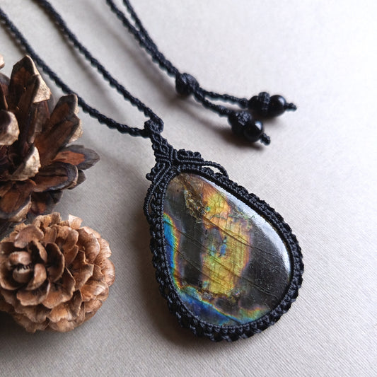 Labradorite Macrame Necklace | Pendant size 6 cm