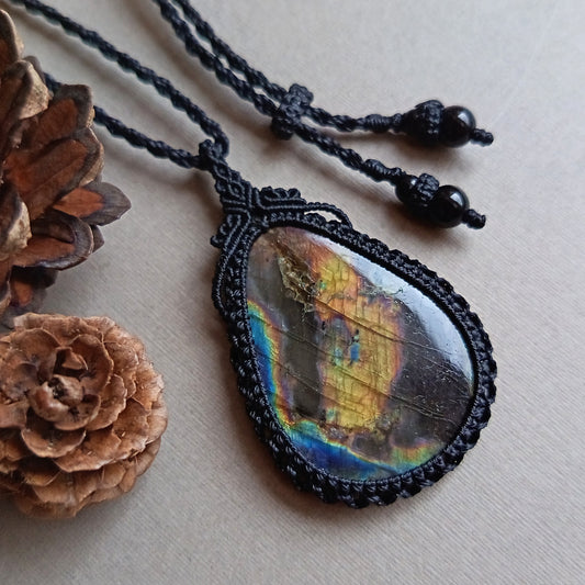 Labradorite Macrame Necklace | Pendant size 6 cm