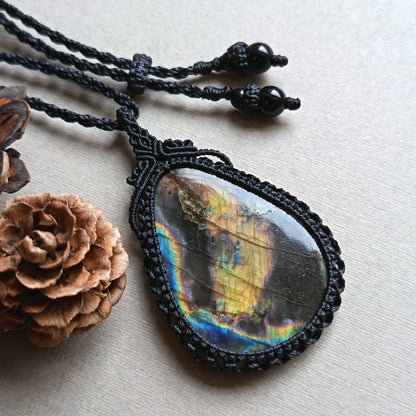 Labradorite Macrame Necklace | Pendant size 6 cm