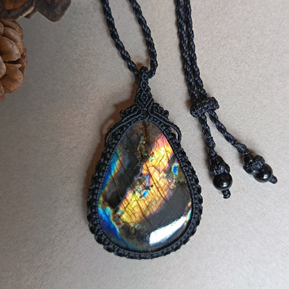Labradorite Macrame Necklace | Pendant size 6 cm