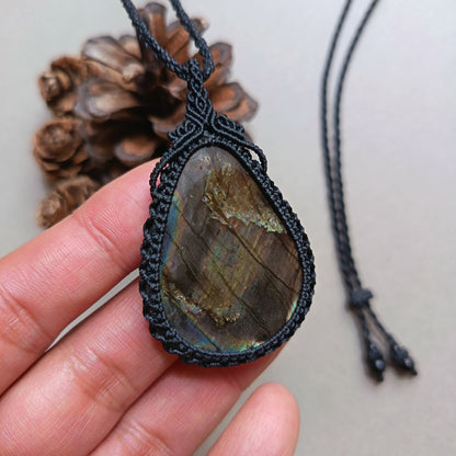 Labradorite Macrame Necklace | Pendant size 6 cm