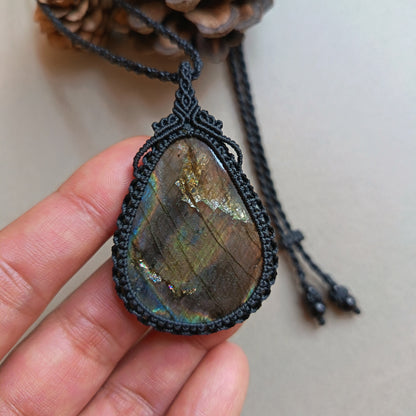 Labradorite Macrame Necklace | Pendant size 6 cm
