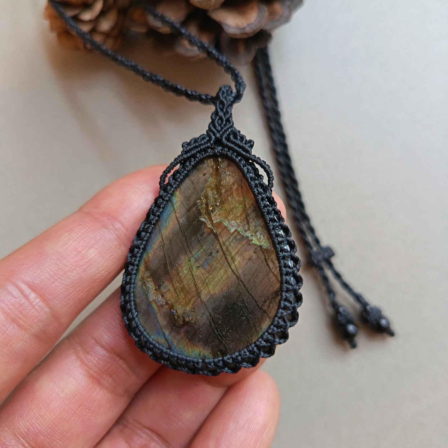 Labradorite Macrame Necklace | Pendant size 6 cm