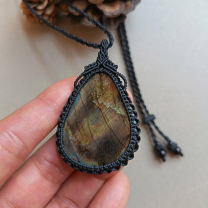 Labradorite Macrame Necklace | Pendant size 6 cm