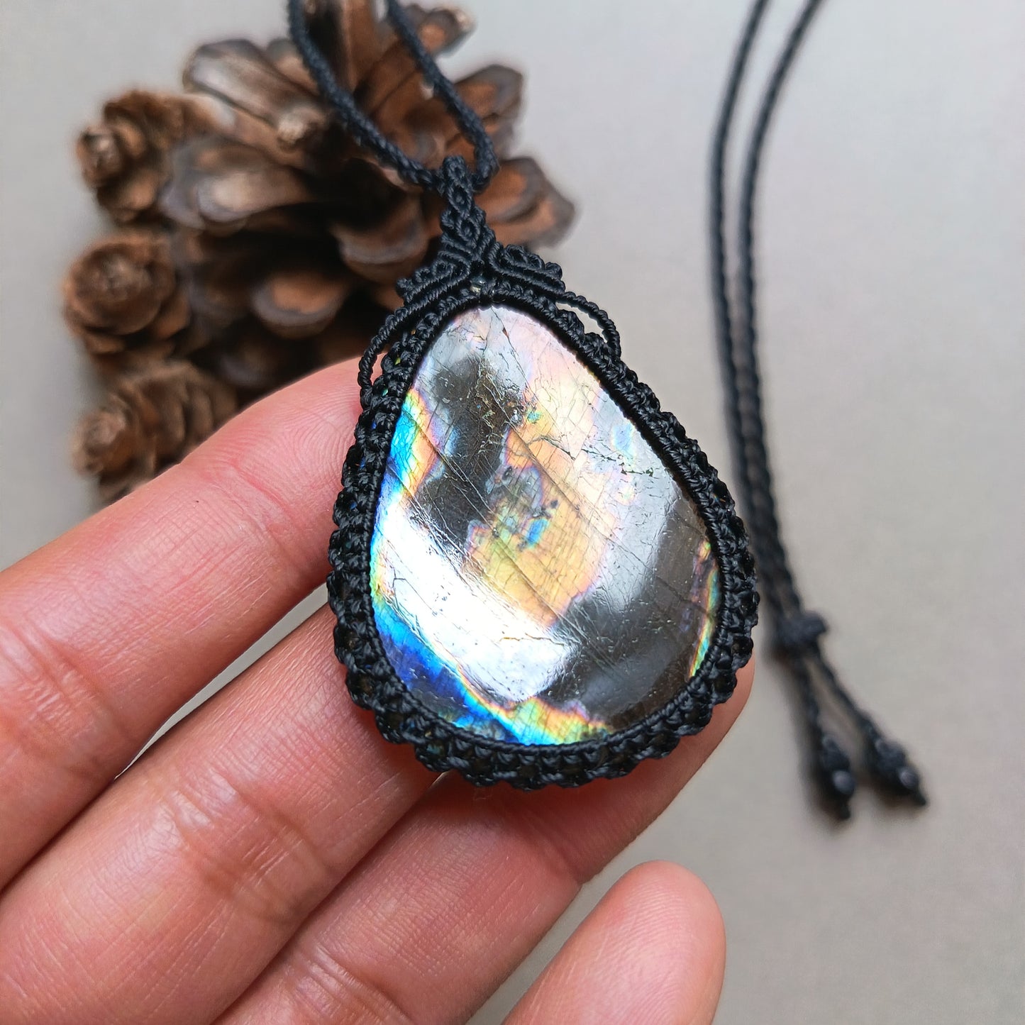Labradorite Macrame Necklace | Pendant size 6 cm