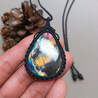 Labradorite Macrame Necklace | Pendant size 6 cm
