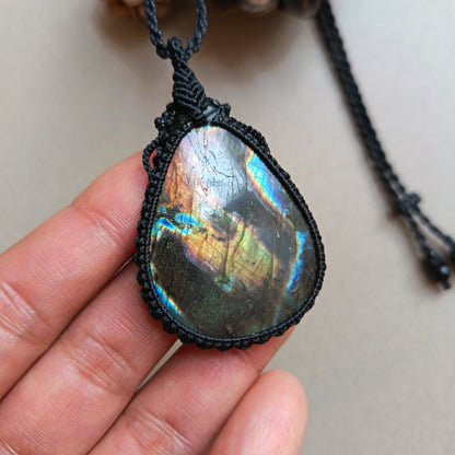 Labradorite Macrame Necklace | Pendant size 6 cm