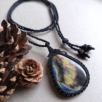 Labradorite Macrame Necklace | Pendant size 6 cm