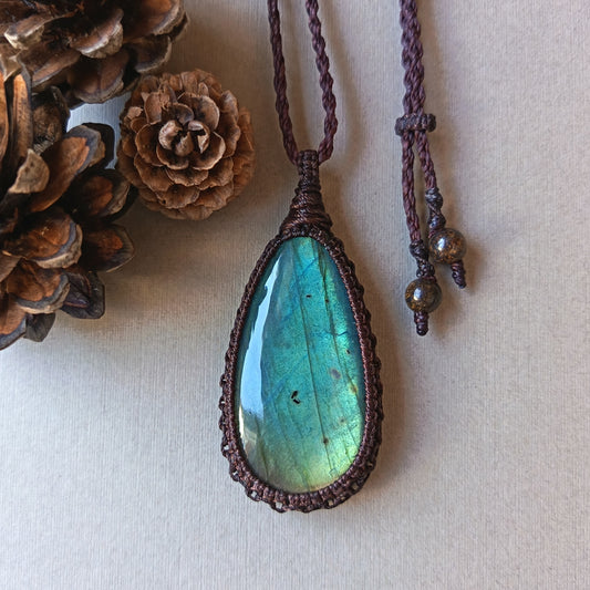 Labradorite Macrame Necklace | Pendant size 6.8 cm