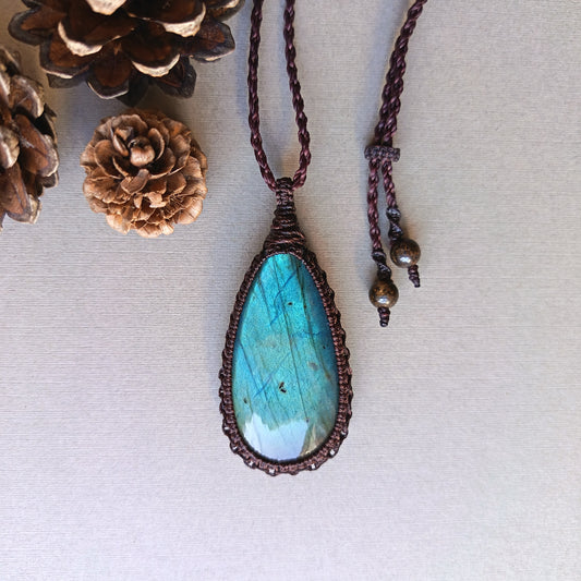 Labradorite Macrame Necklace | Pendant size 6.8 cm