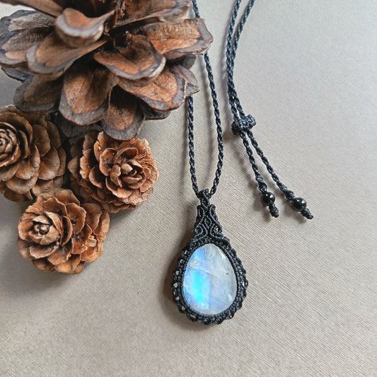 Moonstone Macrame Necklace | Pendant size 3.8 cm