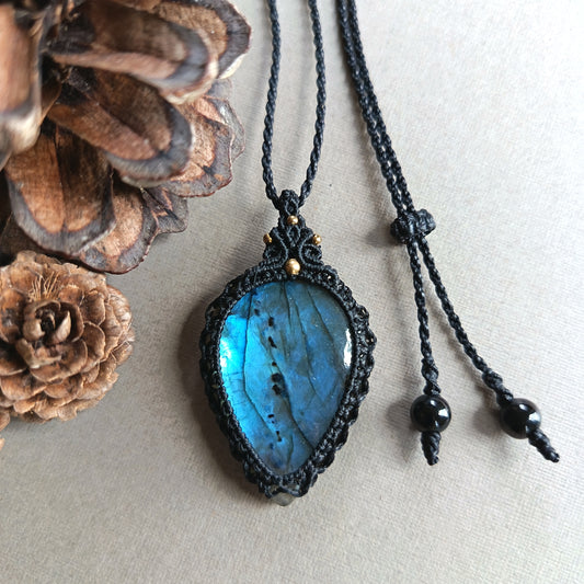 Labradorite Macrame Necklace | Pendant size 4.7 cm