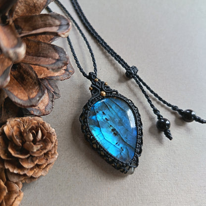 Labradorite Macrame Necklace | Pendant size 4.7 cm