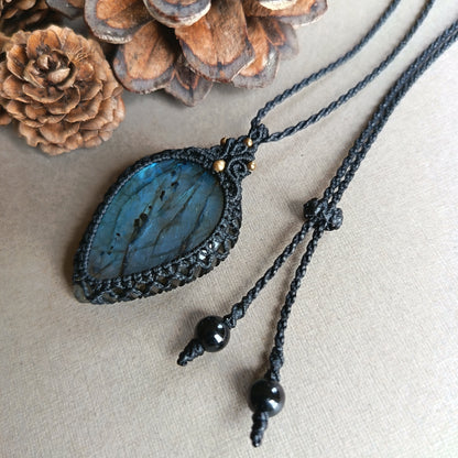 Labradorite Macrame Necklace | Pendant size 4.7 cm