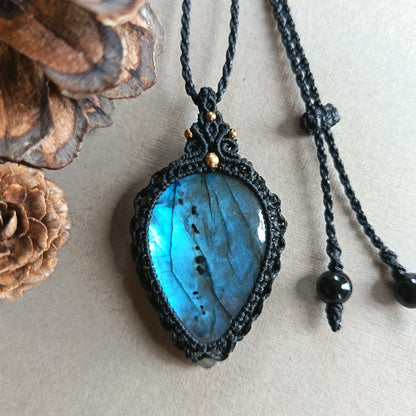Labradorite Macrame Necklace | Pendant size 4.7 cm