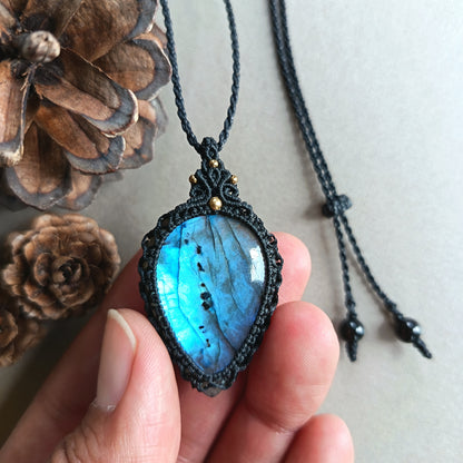 Labradorite Macrame Necklace | Pendant size 4.7 cm