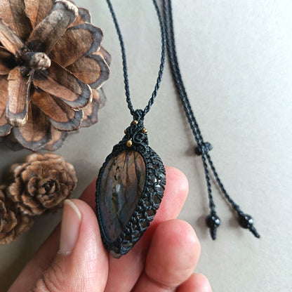 Labradorite Macrame Necklace | Pendant size 4.7 cm