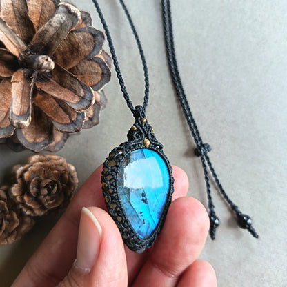 Labradorite Macrame Necklace | Pendant size 4.7 cm