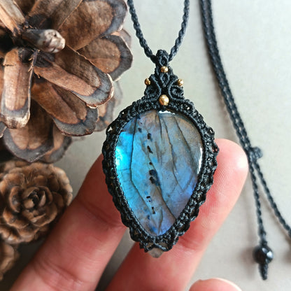 Labradorite Macrame Necklace | Pendant size 4.7 cm