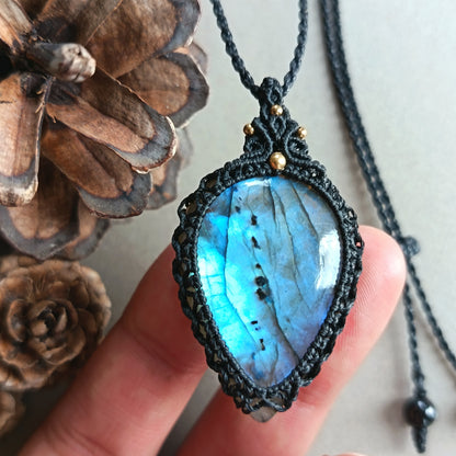 Labradorite Macrame Necklace | Pendant size 4.7 cm