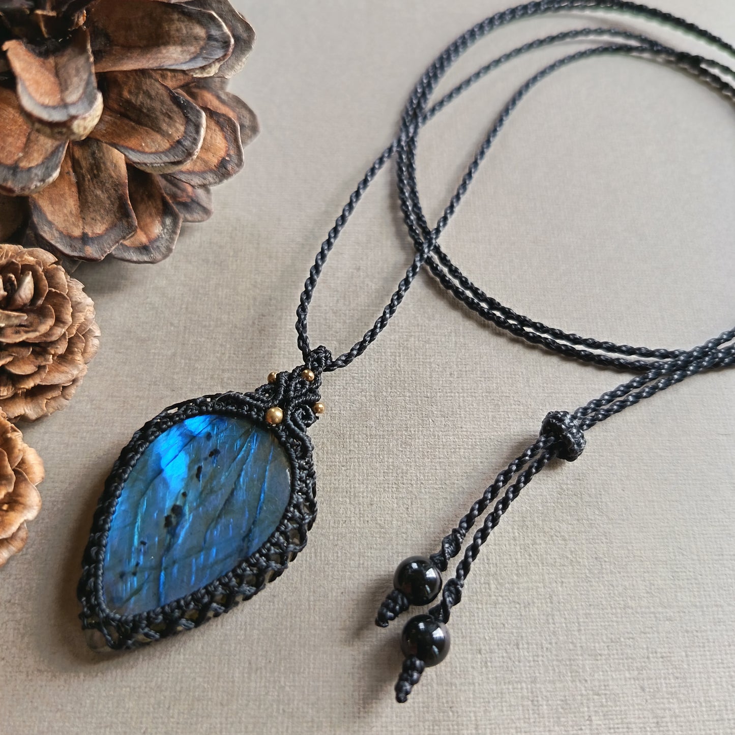 Labradorite Macrame Necklace | Pendant size 4.7 cm