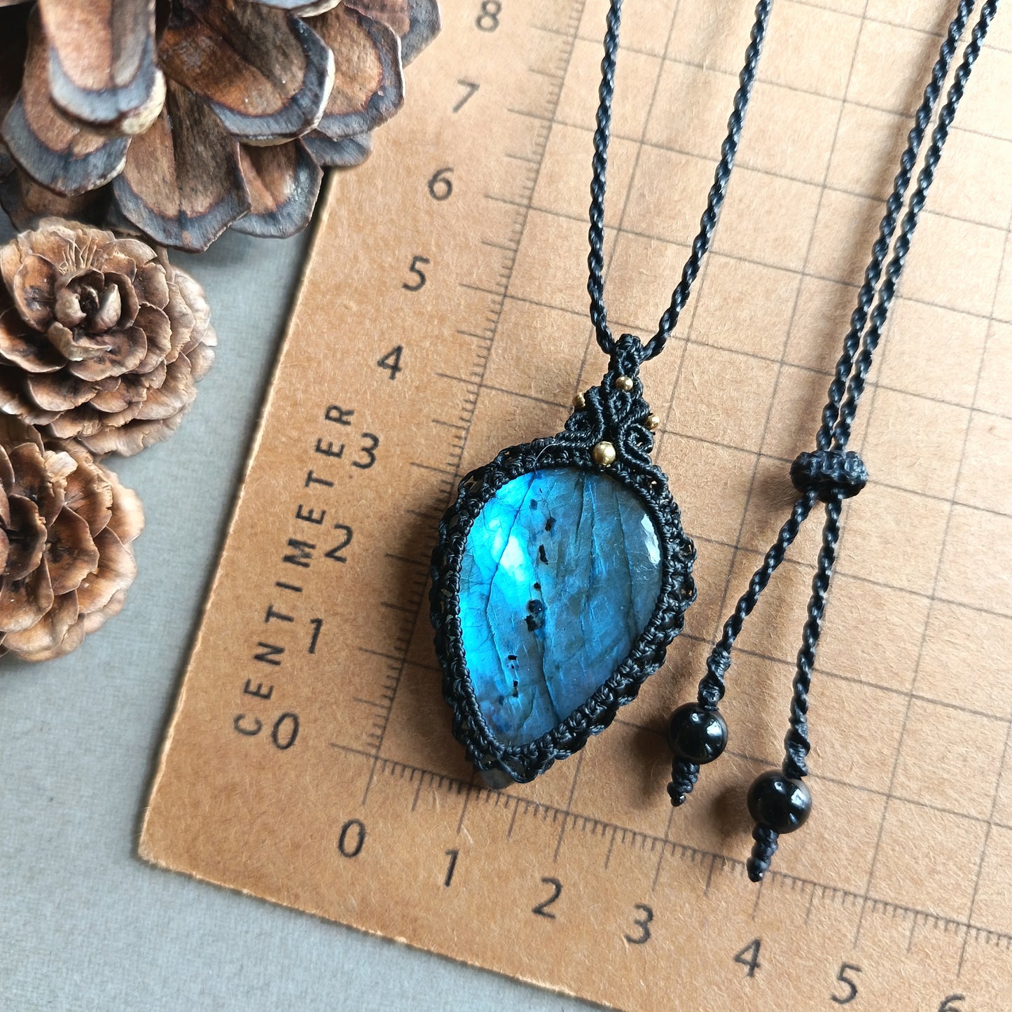 Labradorite Macrame Necklace | Pendant size 4.7 cm