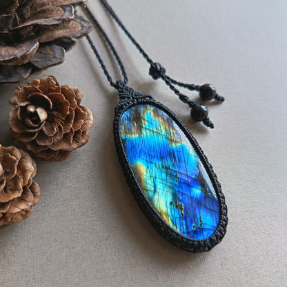 Labradorite Macrame Necklace | Pendant size 6.3 cm
