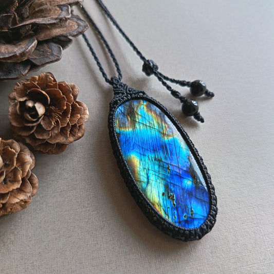 Labradorite Macrame Necklace | Pendant size 6.3 cm