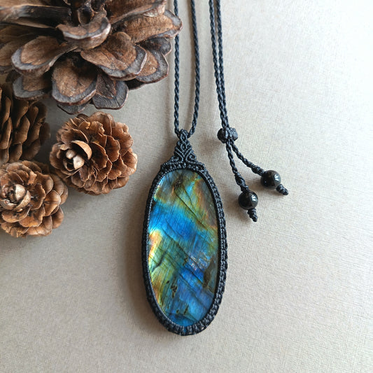 Labradorite Macrame Necklace | Pendant size 6.3 cm